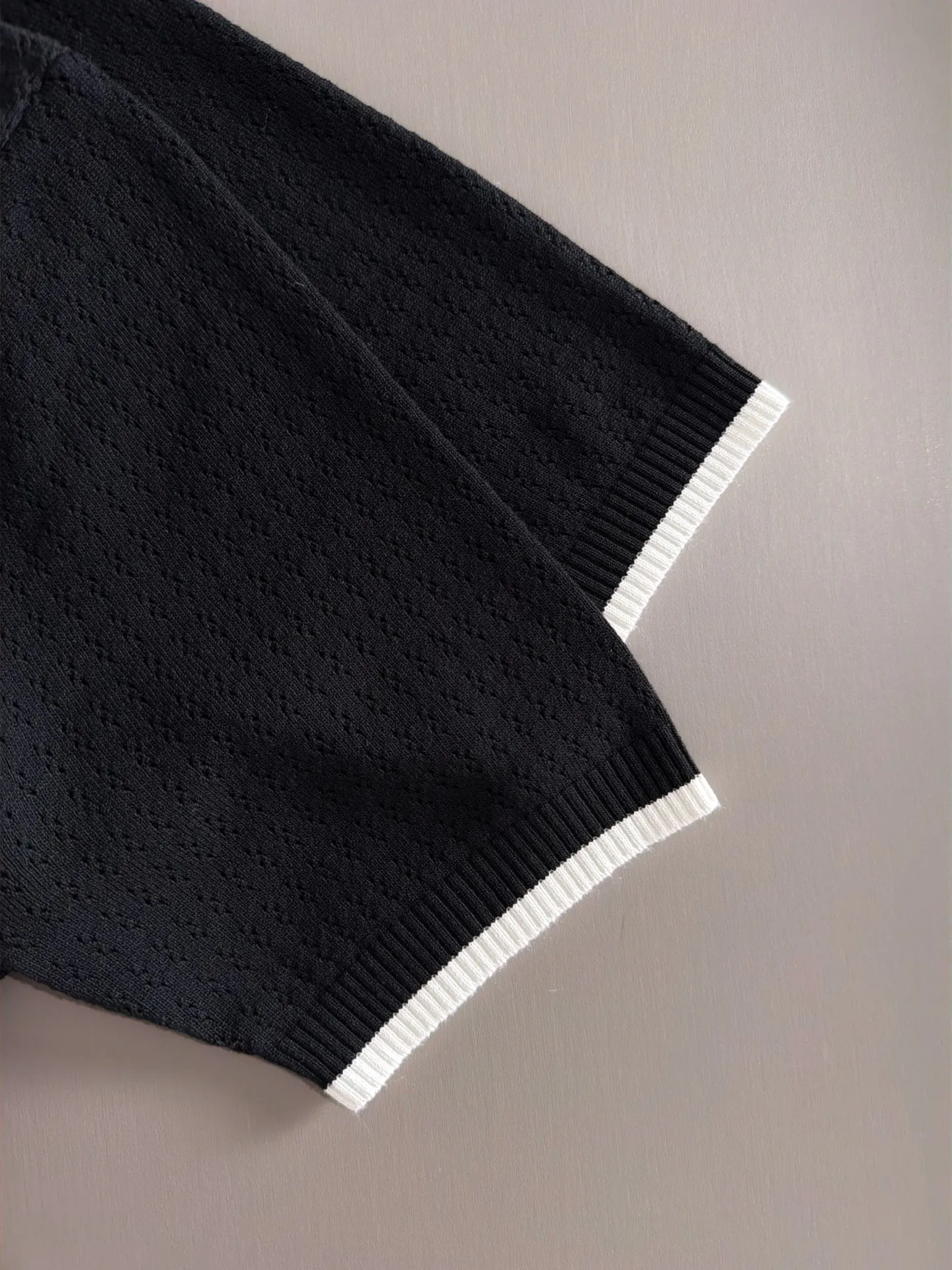 LP high quality Loro Piana 26ss New Arrival men's short-sleeved T-shirt. Made of combed cotton yarn knitted cotton fabric, no pressure when entering and exiting the counter. Exclusive control of raw materials. It feels substantial when weighed, and the upper body is more textured than ordinary T-shirts. This texture can handle the weather easily and is suitable for both hot and cold! Loose fit design, looks noble. The only correct version is available Size: M to 3XL